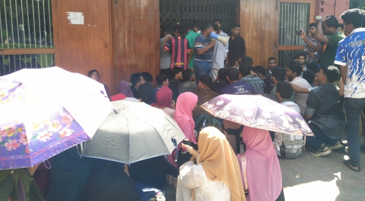 বাকৃবিতে উপাচার্য ও শিক্ষকদের অবরুদ্ধ করে শিক্ষার্থীদের বিক্ষোভ